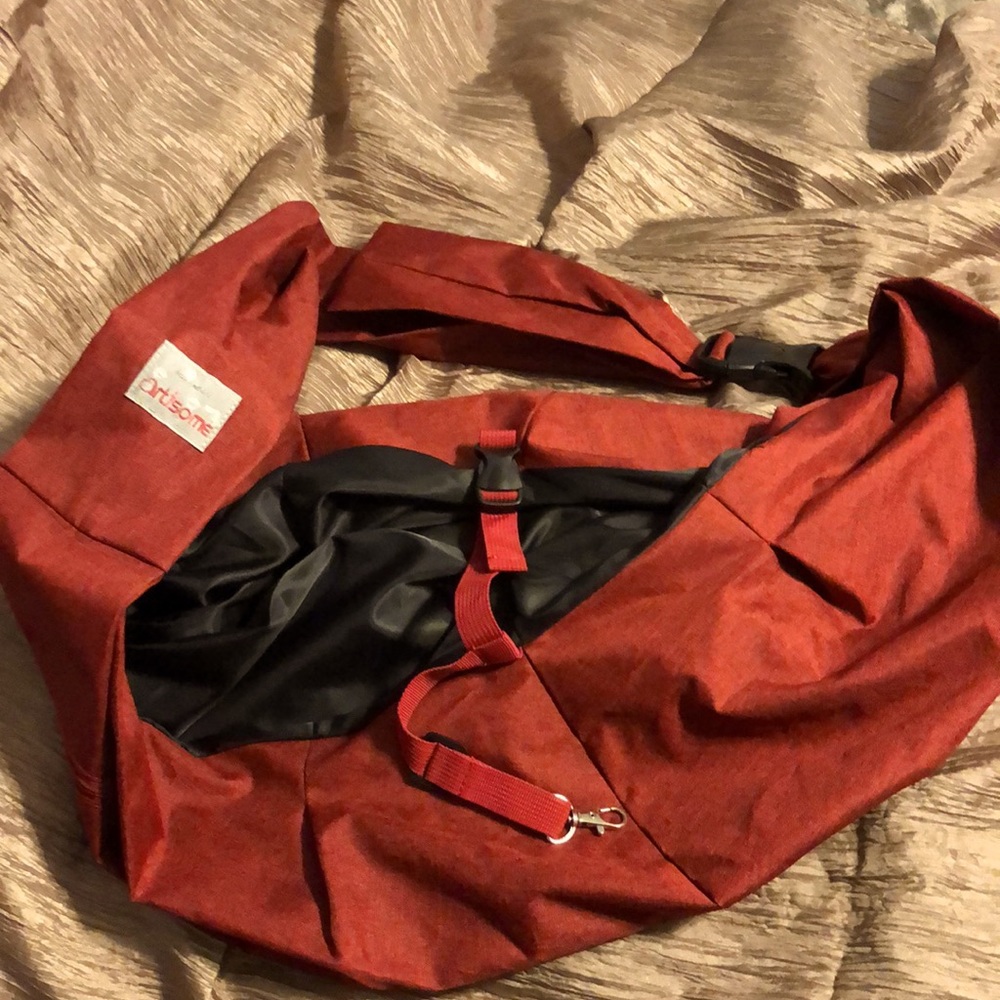 Small pet carrier nwot carry up to 18-20lbs - adjustable strap and safety clip